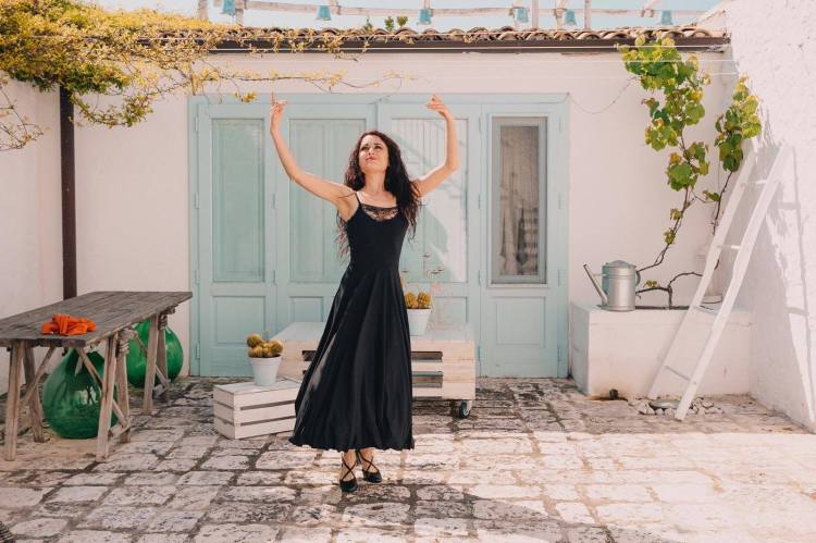 Veronica Calati dansant la Pizzica lors d’un stage Sudanzare à Paris