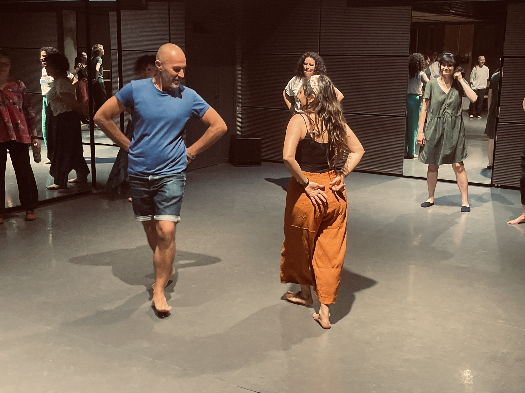 Danseurs pratiquant la tammurriata accompagnés par une percussion lors d’un atelier à Paris