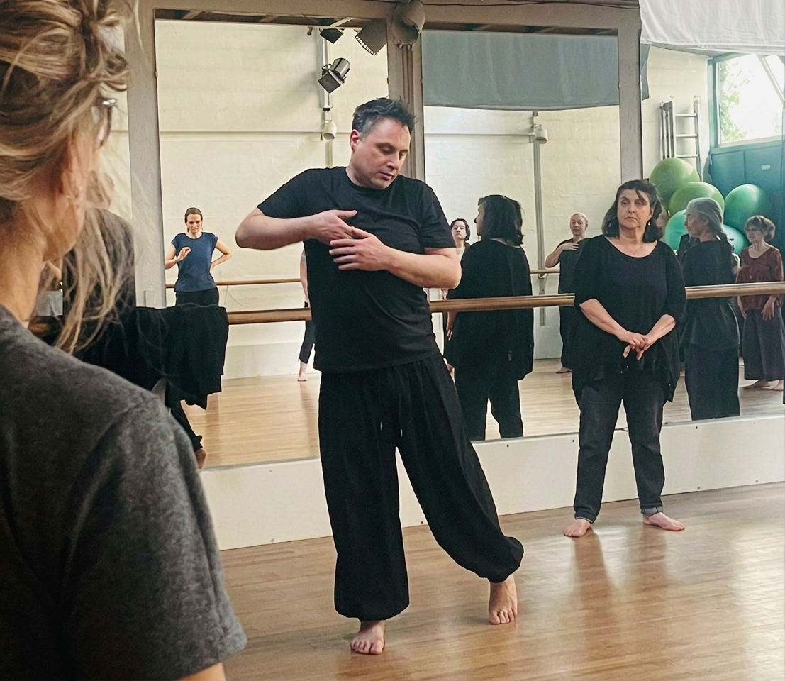 653711404_1511612124306025_8230454156366044917_n Danseurs pratiquant une tarentelle en cercle lors d’un atelier de danse traditionnelle italienne