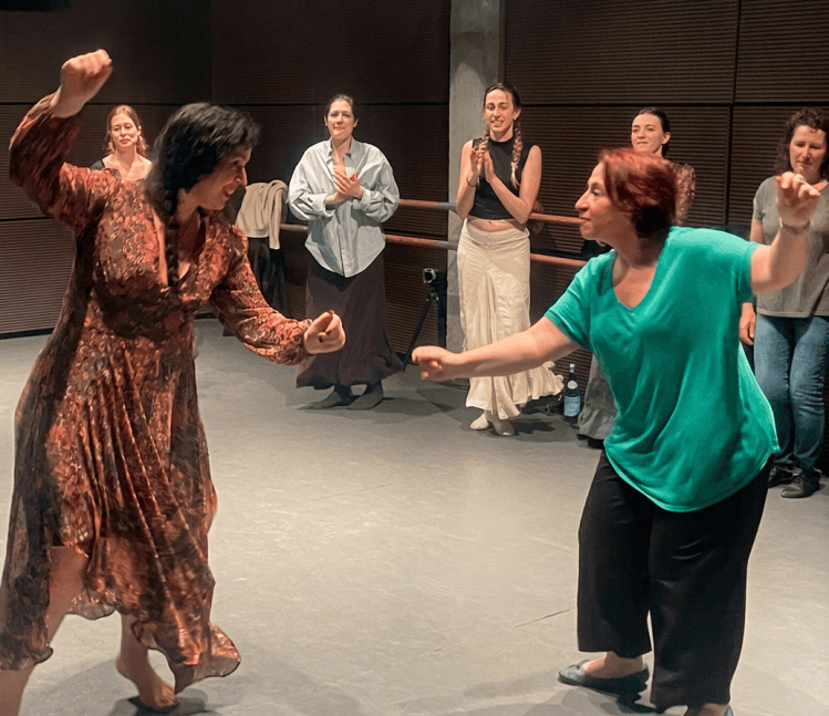 660957096_1524947246305846_1632178954993914811_n Participants pratiquant la pizzica lors d’un atelier de danse traditionnelle des Pouilles